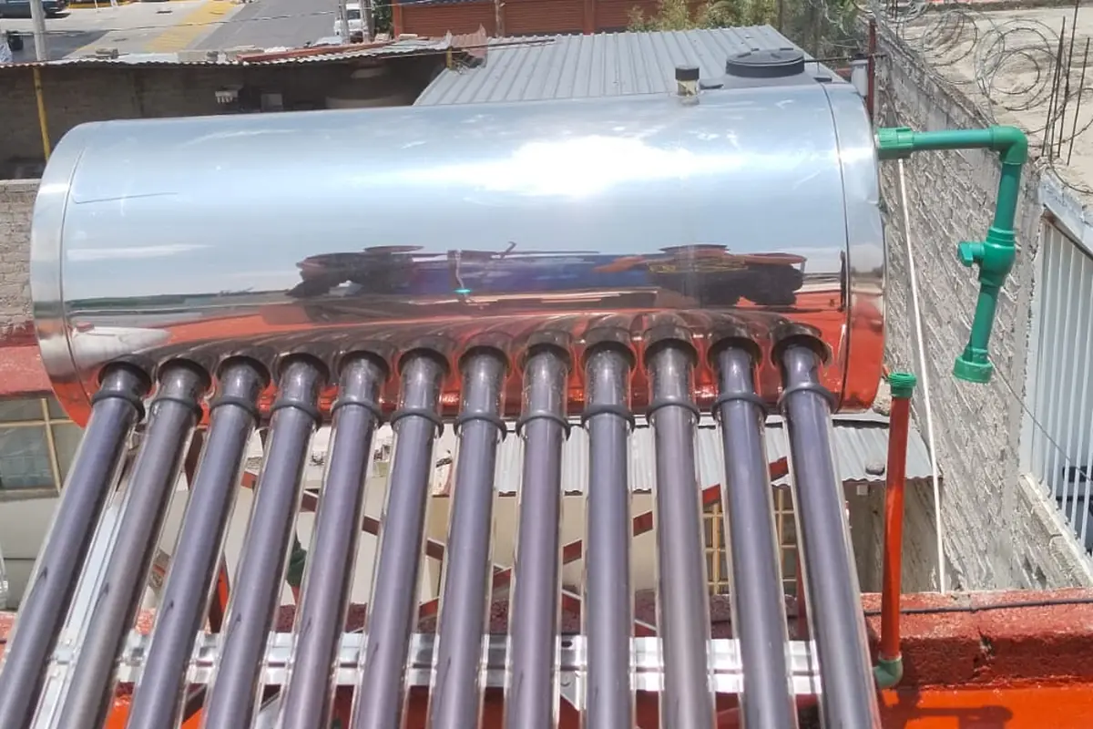 Instalación de calentador solar de acero inoxidable con tubos al vacío en azotea
