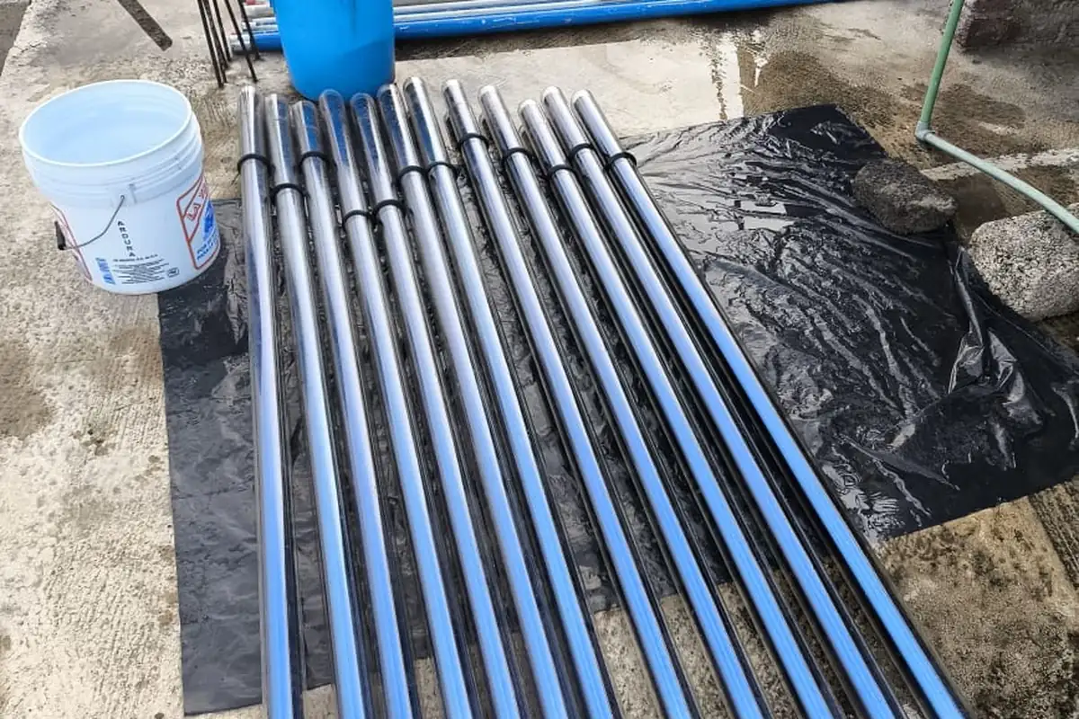 Tubos al vacío lavados en el piso de la azotea antes de colocarlos