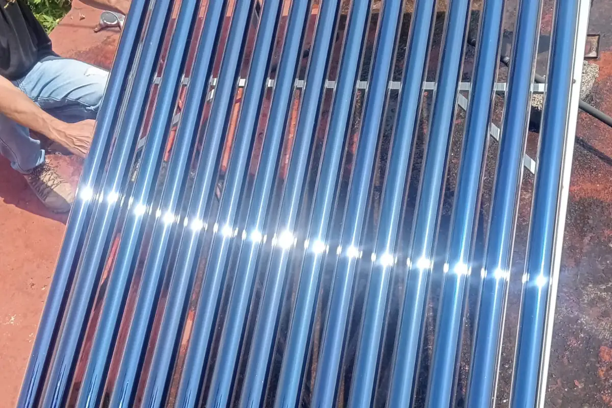 Colocación de calentadores solares: plomero montando los tubos al vacío