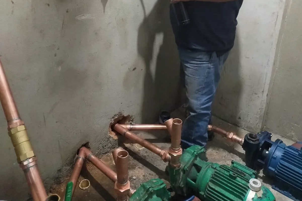 Instalación de tubería hidráulica de cobre conectada a bombas de agua