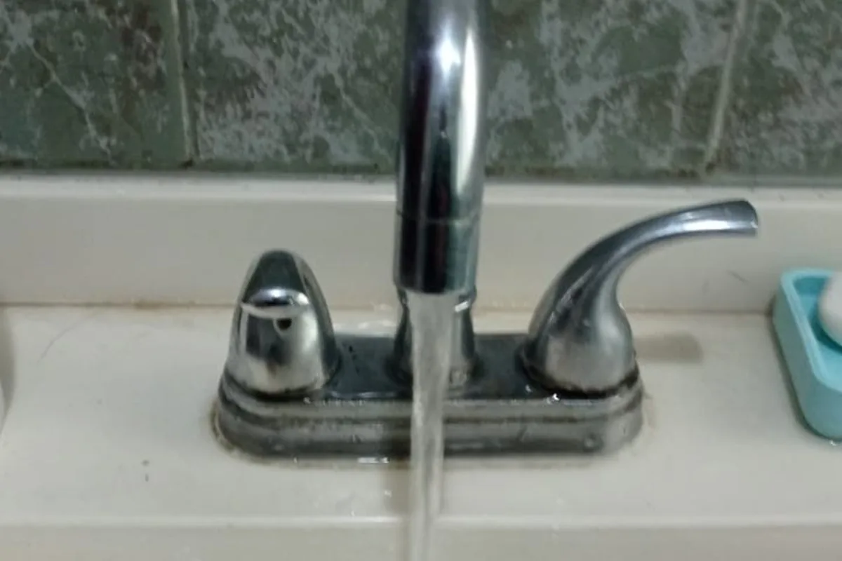 Mezcladora de lavabo funcionando después de la plomería a domicilio