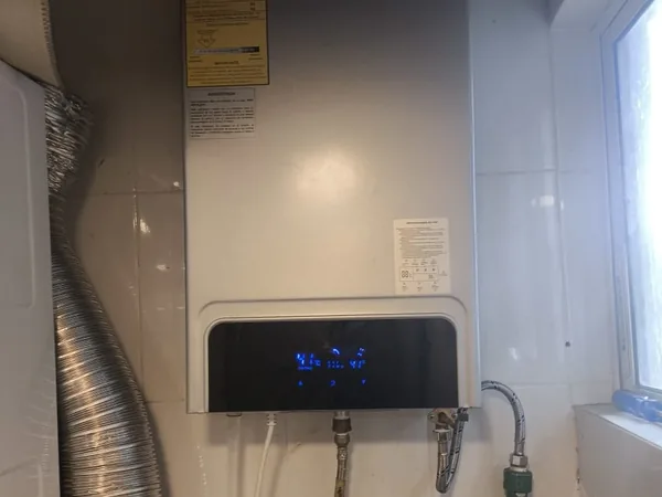 Calentador de paso digital instalado con ducto de salida de gases