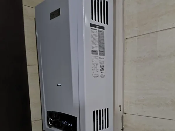 Calentador de paso con pantalla de temperatura instalado en muro