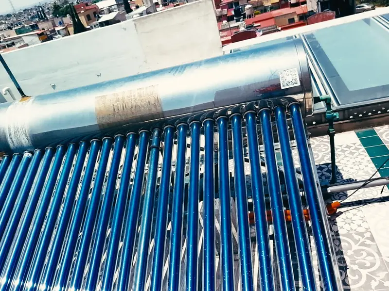Instalación de calentador solar de tubos al vacío en la azotea de una casa en CDMX