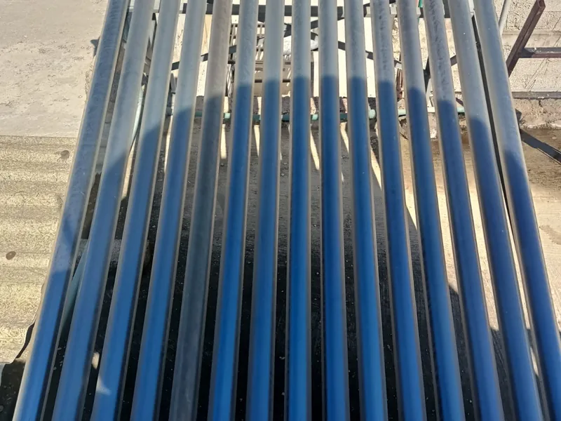 Mantenimiento de calentadores solares: tubos con polvo y sarro antes de la limpieza