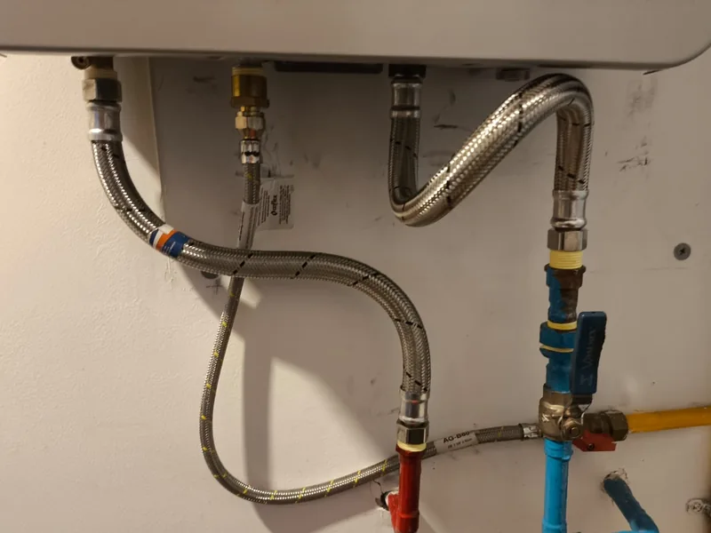 Instalación de tuberías: conexiones de agua y gas con mangueras de acero y llaves de paso